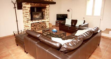 Maison de campagne française en pierre traditionnelle.