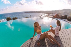 Piscine à débordement, chaises longues