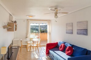 Smart TV, books, stereo