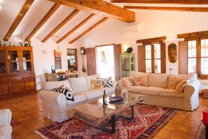 Smart TV, chimenea, libros y estéreo 