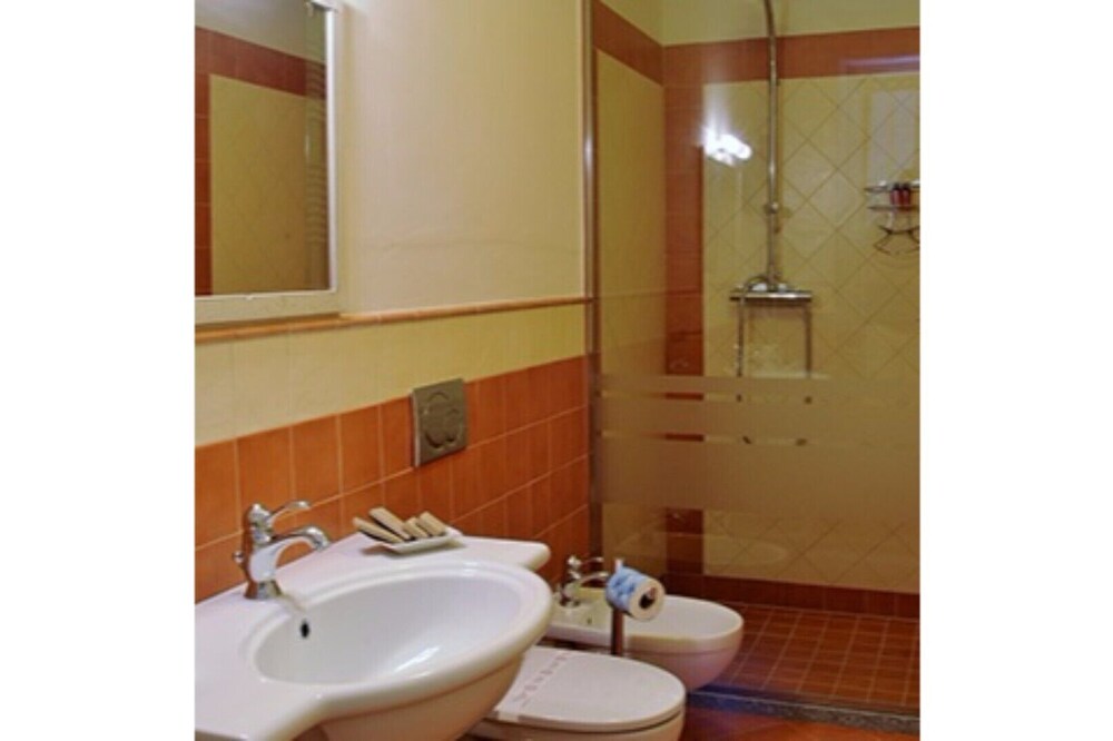 B & B LA ROLA RED ROOM