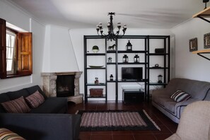 Televisión, chimenea, futbolito y libros 