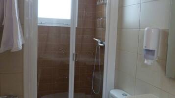 Ducha, secador de pelo, toallas y jabón