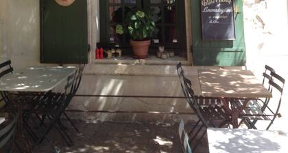 Lovely villa just outside the old city walls of stunning Aigues Mortes