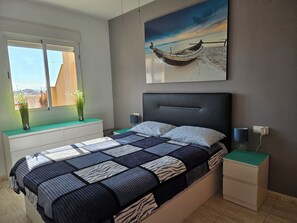 1 slaapkamer, een strijkplank/strijkijzer, gratis wifi, beddengoed