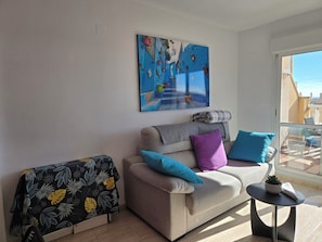 Een smart-tv, boeken, een muziekbibliotheek en een stereo