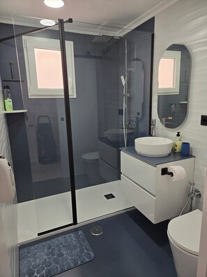 Douche, séchoir à cheveux, serviettes fournies