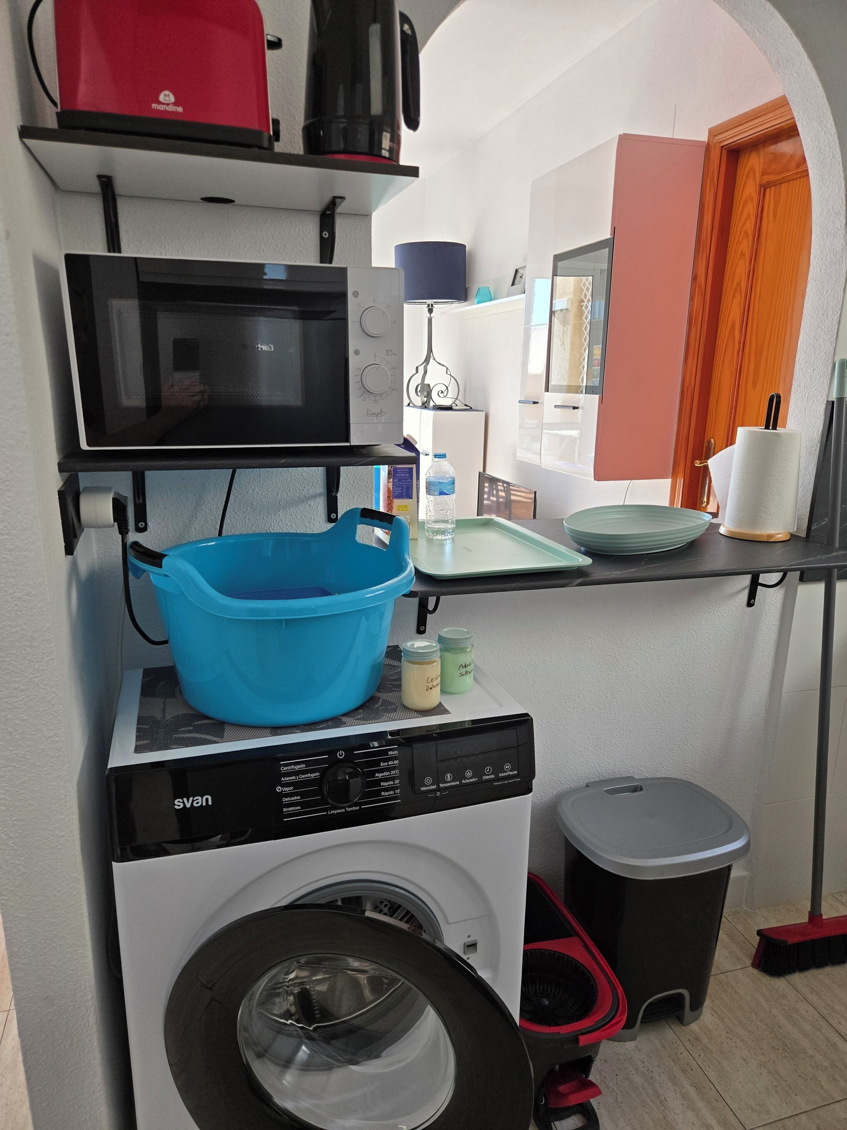 Jääkaappi, mikroaaltouuni, uuni, liesi