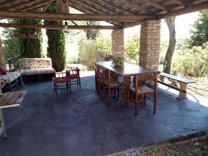Outdoor dining - Cozy apartment in an old farmhouse in the countryside between Umbria and Tuscany (Castiglione del Lago - PG)