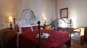 2 bedrooms, Internet, bed sheets - Cozy apartment in an old farmhouse in the countryside between Umbria and Tuscany (Castiglione del Lago - PG)