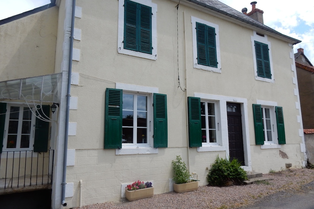 Beautiful, quiet, Burgundy village location close to local amenities.