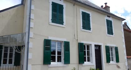 Beautiful, quiet, Burgundy village location close to local amenities.