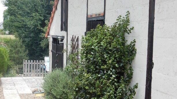 A pathway leading to a white building with a wooden door and windows. - Beautiful, quiet, Burgundy village location close to local amenities. (Panneçot)