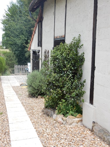 Beau village calme et bourguignon à proximité des commodités locales.