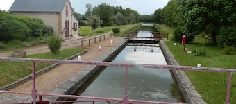Schöne, ruhige, burgundische Dorflage in der Nähe lokaler Annehmlichkeiten.