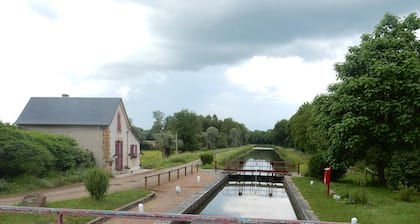Schöne, ruhige, burgundische Dorflage in der Nähe lokaler Annehmlichkeiten.