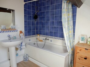 Combined shower/tub, hair dryer, towels - Beautiful, quiet, Burgundy village location close to local amenities. (Panneçot)