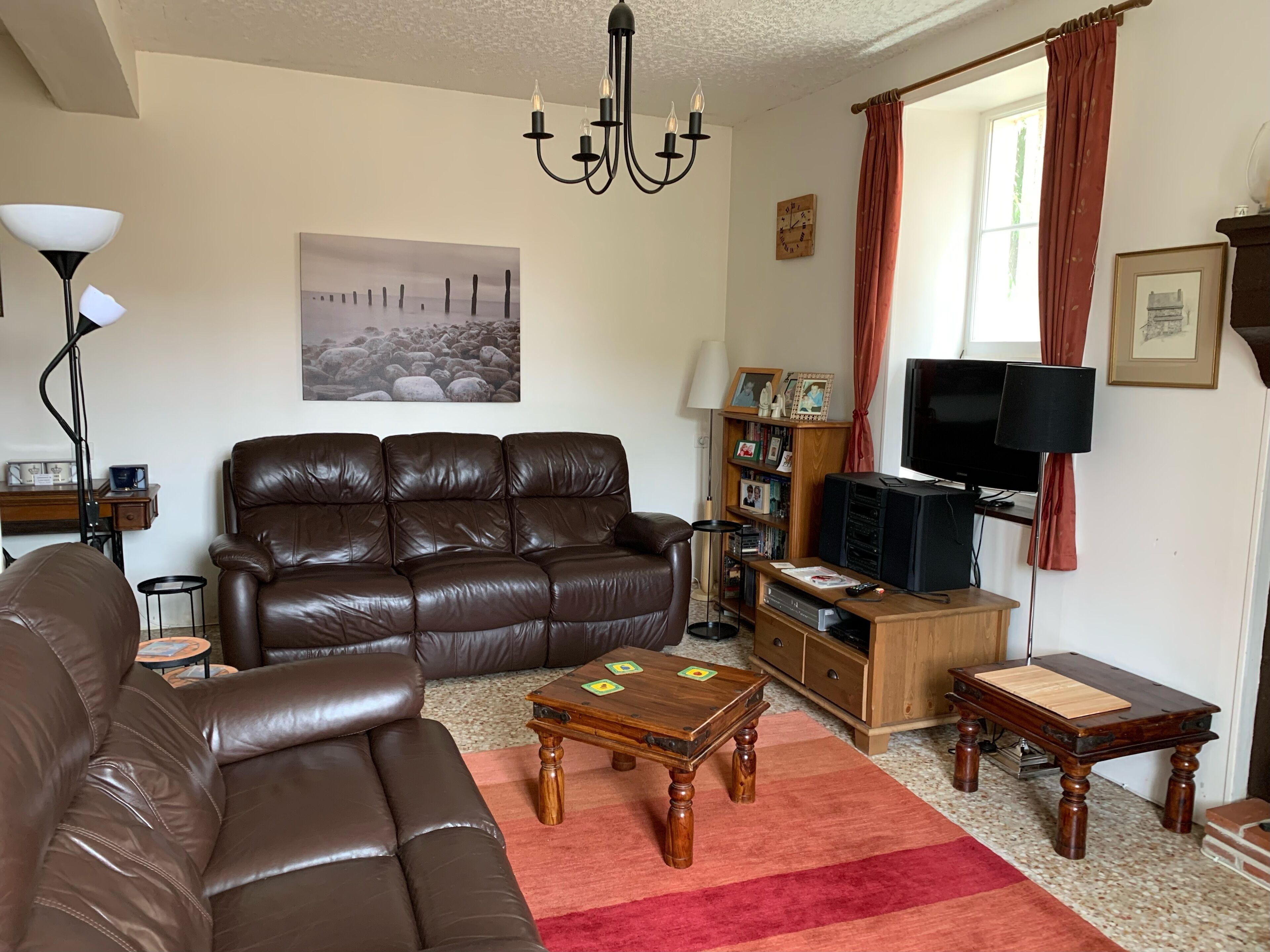 تلفزيون، مدفأة، ألعاب فيديو، مشغل دي في دي