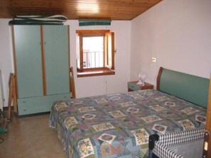 2 bedrooms, in-room safe, desk, iron/ironing board