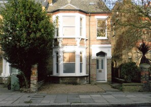 Exterior - Chiswick, London  W4, Luxury 2 bedroom, 2 bathroom, 1 shower, maisonette. (Chiswick, London)