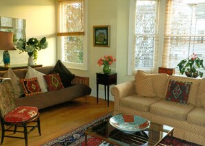 TV, DVD player, books - Chiswick, London  W4, Luxury 2 bedroom, 2 bathroom, 1 shower, maisonette. (Chiswick, London)