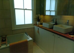 Een haardroger, handdoeken