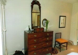 Interior - Chiswick, London  W4, Luxury 2 bedroom, 2 bathroom, 1 shower, maisonette. (Chiswick, London)