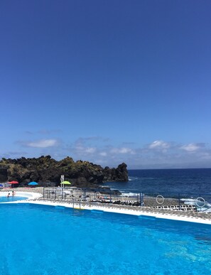 Ein Pool mit Blick auf den Ozean und schroffe Klippen.