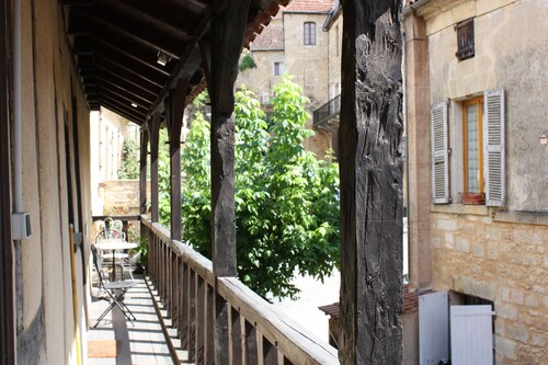 Superb 14th Century Historic House with 2 large bedrooms sleeps 6 guests