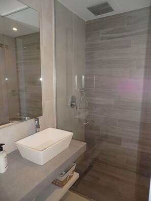 Douche, sèche-cheveux, serviettes fournies