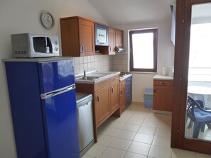 Frigorífico, microondas, placa de cocina y lavavajillas