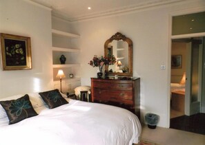 2 bedrooms, desk, iron/ironing board, free WiFi - Chiswick, London,W4, 2 Bedroom Garden Flat. (LONDON)