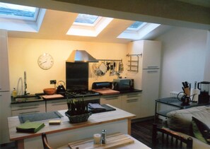 Fridge, microwave, oven, stovetop - Chiswick, London,W4, 2 Bedroom Garden Flat. (LONDON)