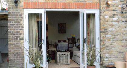 Chiswick, London,W4, 2 Bedroom Garden Flat.