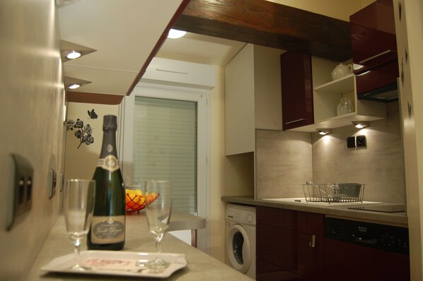 Fridge, microwave, oven, stovetop - DISNEYLAND PARIS "Angels'Inn" COTTAGE 4 PEOPLE + BABY (Coutevroult)