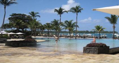 Luxury 3 bedroom flat overhanging Anahita Golf Course off Ile aux Cerf