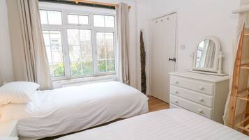 2 bedrooms, iron/ironing board, free WiFi, bed sheets