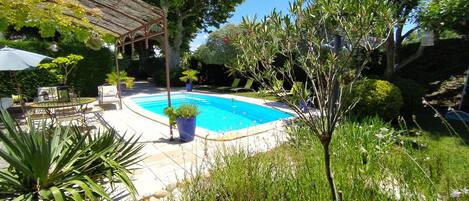 Una piscina al aire libre