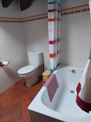 Baignoire, serviettes fournies, savon, papier de toilette