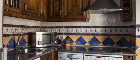 Een microgolfoven, een vaatwasser