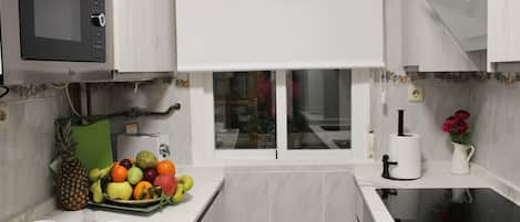 Refrigerador, microondas, horno, placa de cocina