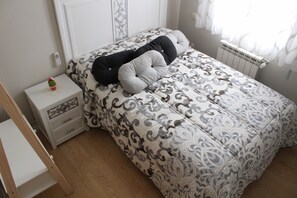 3 bedrooms, desk, iron/ironing board, free WiFi
