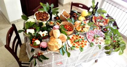 Cisternino-Trulli and Lamie: Grove in Valle D'Itria, accommodation 'La Quercia'