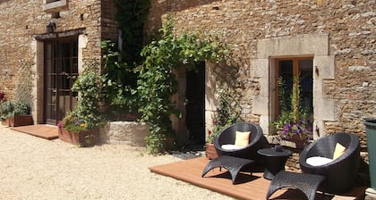 Casa rural en encantadora villa medieval de Vendée con piscina climatizada