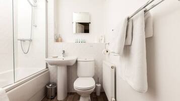 Combined shower/bathtub, hair dryer, towels