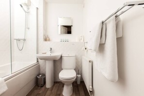 Combined shower/tub, hair dryer, towels