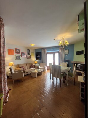 تلفزيون، مدفأة، مشغل دي في دي، كُتُب