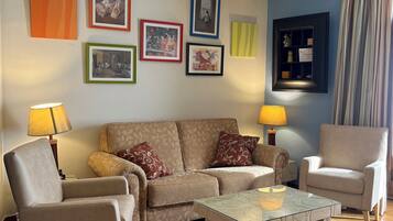 Télévision, cheminée, lecteur de DVD, livres