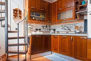 Kylskåp, mikrovågsugn, ugn och spishäll