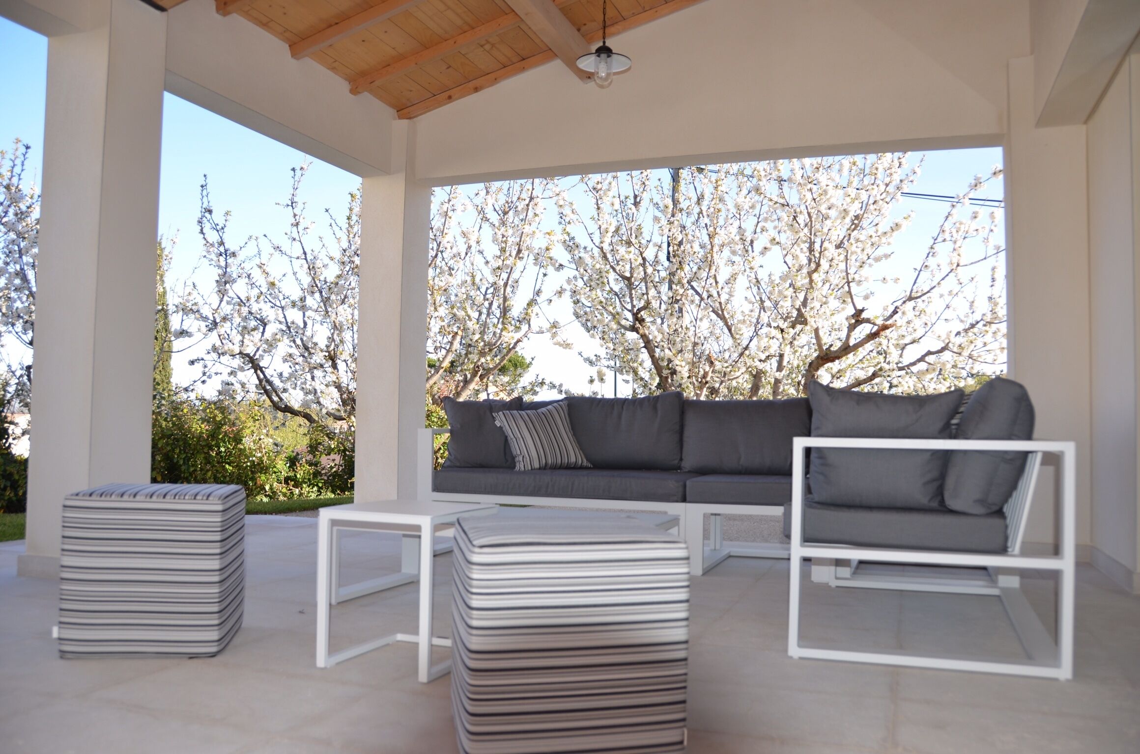 Spacious apartment in a modern Provencal style, at the foot of Bald Mountain